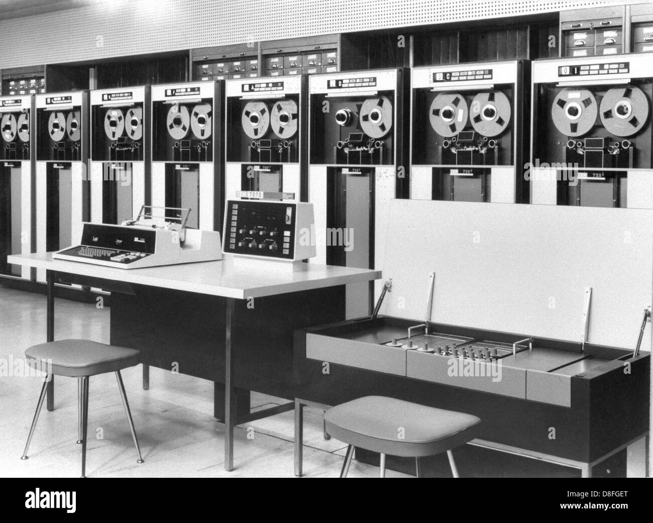 Vue d'un système de traitement électronique des données IBM 7070 à l'usine chimique Hüls à Marl en 1962. Banque D'Images