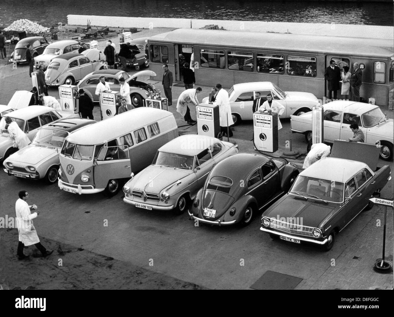 Une station essence indépendant à Hambourg attire avec des prix plus faibles que d'autres stations d'essence et est fortement fréquentée en octobre 1965. Banque D'Images
