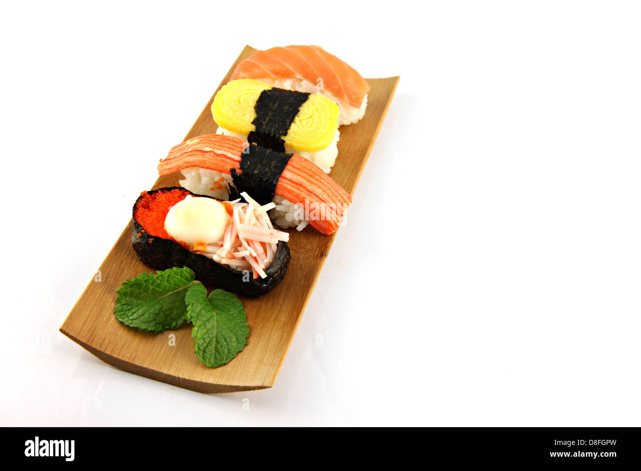 Fait ​​From Sushi de fruits de mer sur le fond blanc, le sushi est un aliment des Japonais. Banque D'Images