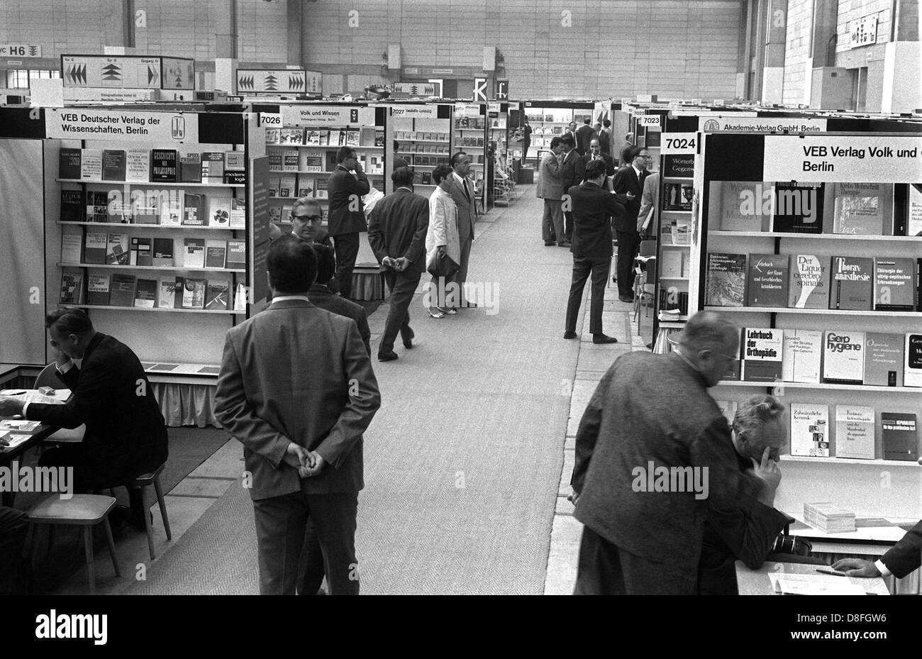 Les visiteurs au stand de la RDA à la Foire internationale du livre de Francfort le 18 septembre en 1968. Banque D'Images