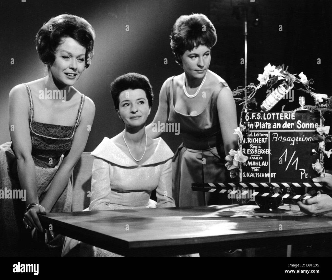 Les trois présentateurs TV (l-r) Ursula von Manescul, Irene Koss et Dagmar Bergmeister en studio à Hambourg, où ils seront en chantant dans un film. Photo du 24 avril en 1961. Banque D'Images