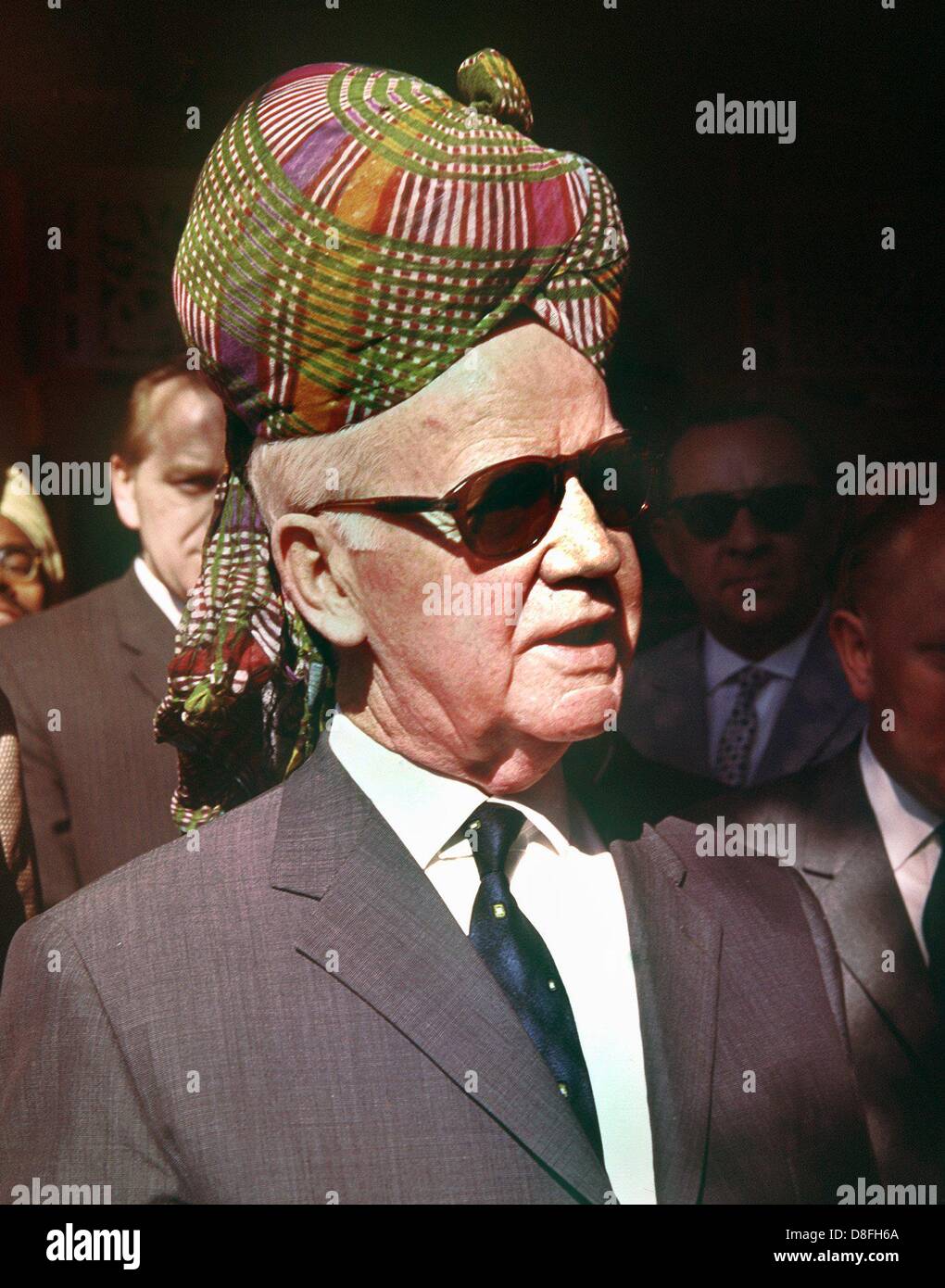 Le président allemand Heinrich Lübke porte un turban durant son voyage en Inde à la fin de 1962. Banque D'Images