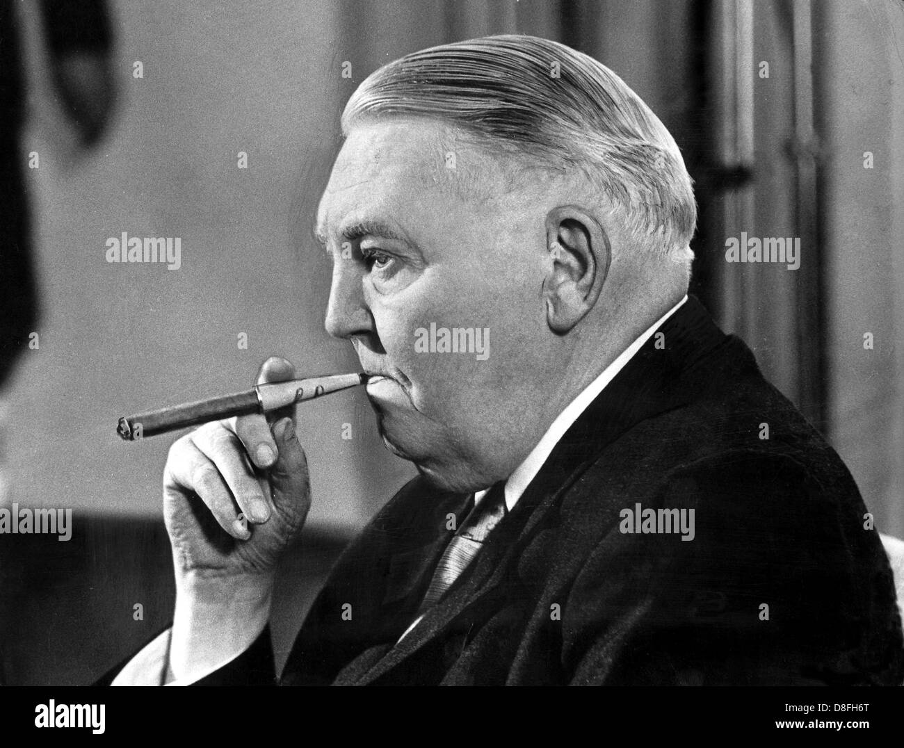 Ludwig Erhard fume un cigare au cours d'une entrevue au Palais Schaumburg à Bonn le 9 octobre en 1964. Banque D'Images