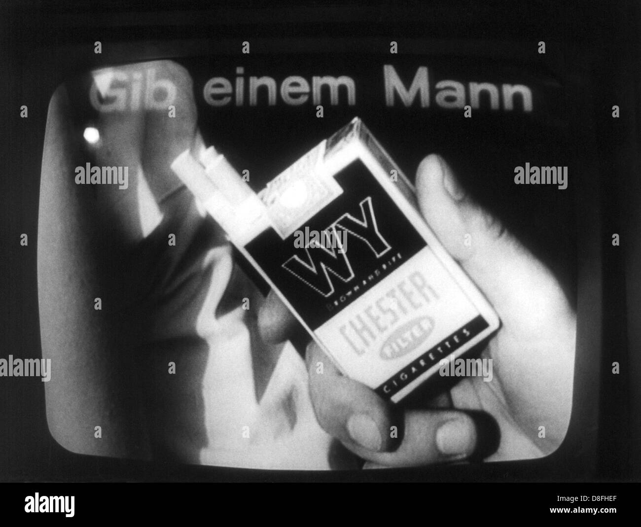 "Donnez un homme WY' indique au spectateur de télévision d'acheter des cigarettes de l'étiquette WY, d''une télévision publicité de 1965. Banque D'Images