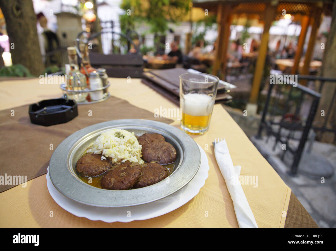 La Bosnie-Herzégovine, Mostar, restaurant, les boulettes de viande, Bosnien-Herzegovina, Mostar ; Restaurant, Bosnische Fleischklöße Banque D'Images