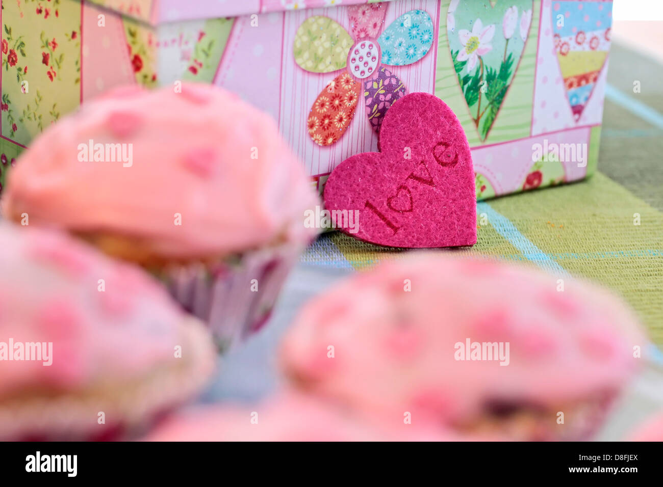 Muffins avec pink icing et forme de coeur Love Banque D'Images
