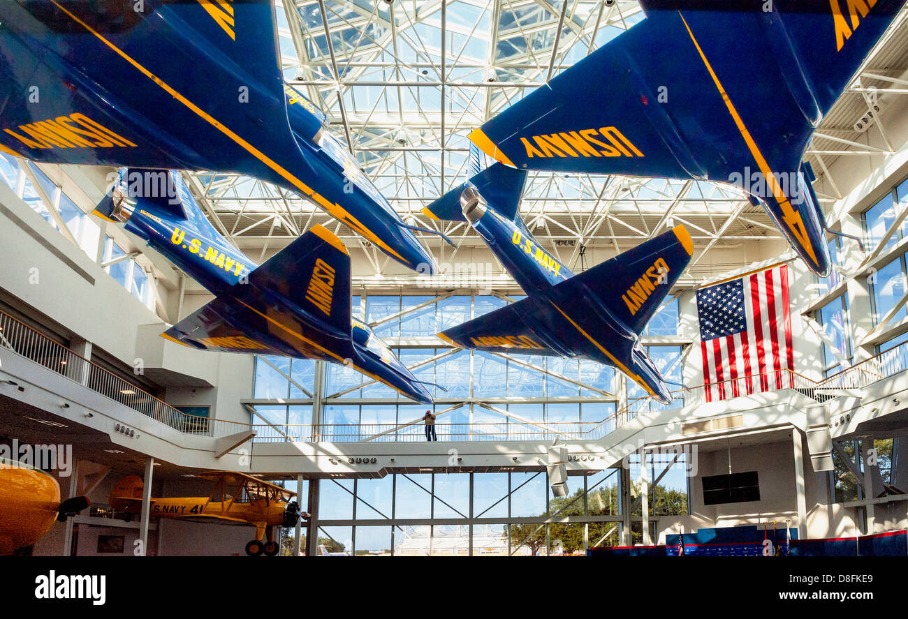 La salle de réunion avec des jets d'eau suspendue au-dessus de la tête. À l'échelle nationale, Musée de l'Aviation Navale Pensacola en Floride. Banque D'Images