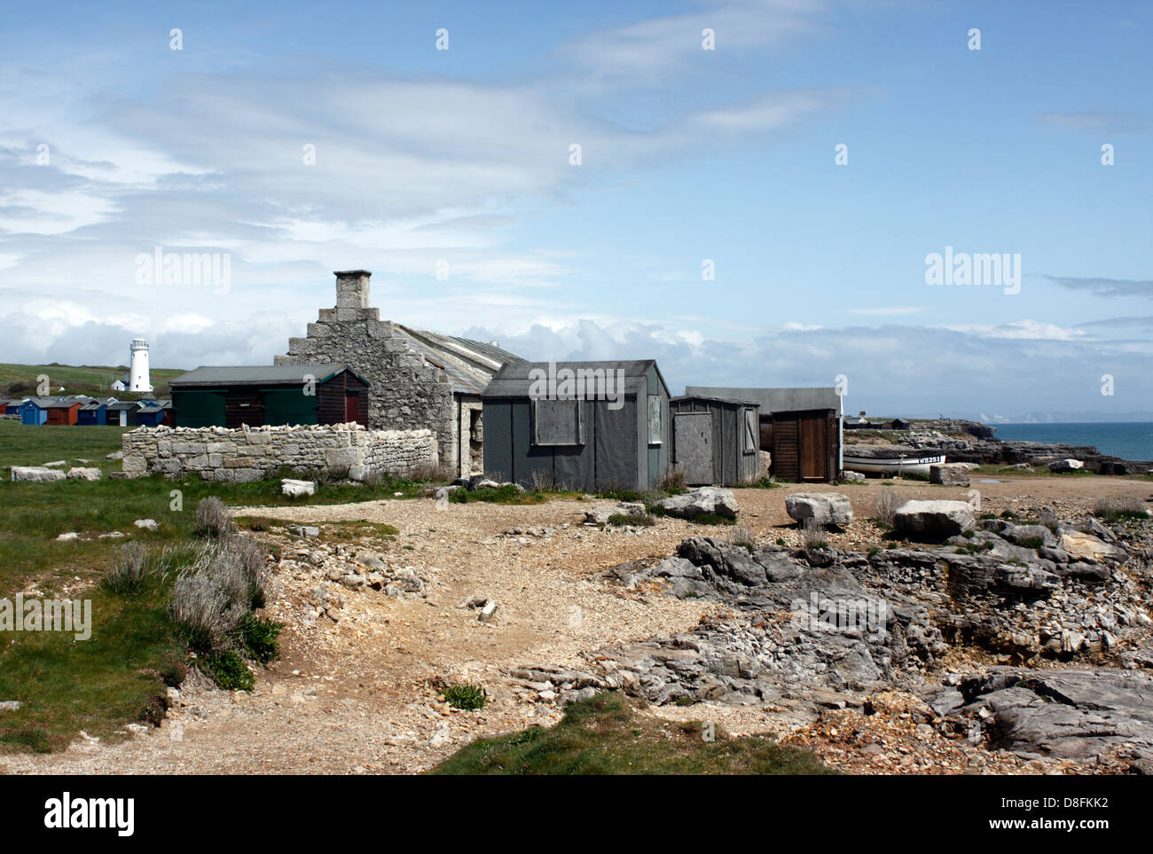 PORTLAND BILL. DORSET UK. Des cabines de plage et de l'ancien 18e siècle PHARE INFÉRIEUR Banque D'Images