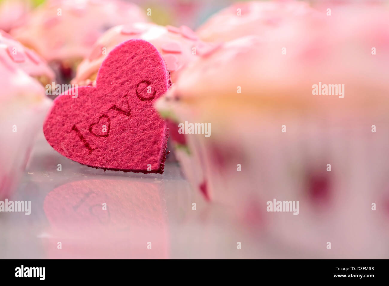 Muffins avec glaçage rose et une forme coeur Love Banque D'Images