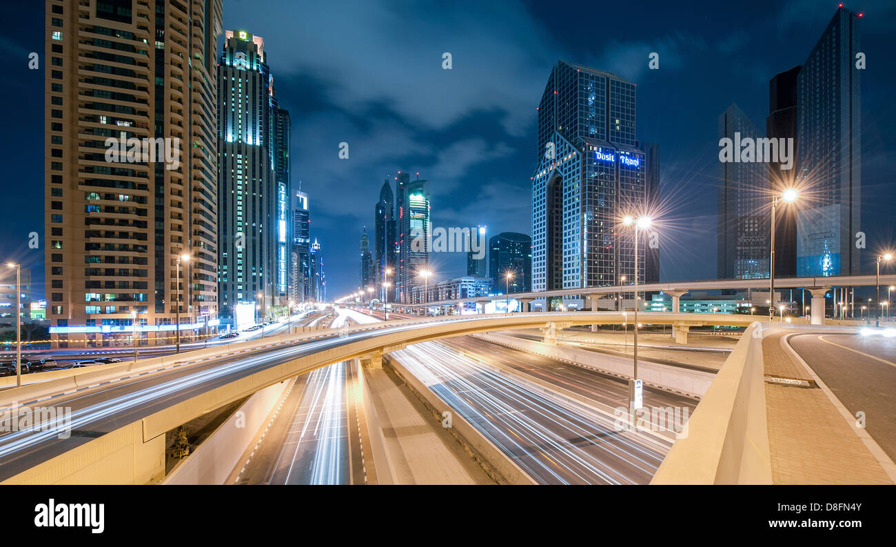 Tours le long de Sheikh Zayed Road, DUBAÏ, ÉMIRATS ARABES UNIS Banque D'Images