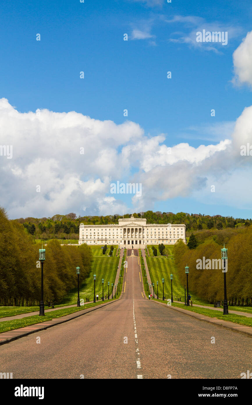 Stormont, siège du gouvernement en Irlande du Nord. La politique, l'histoire, beau bâtiment de Belfast. Portrait, ciel bleu, vert, drapeau, assemblée générale, l'architecture. Banque D'Images