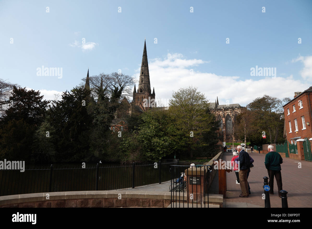 Vue du coin haut-parleurs jusqu'à la rue du Barrage Cathédrale Lichfield Banque D'Images