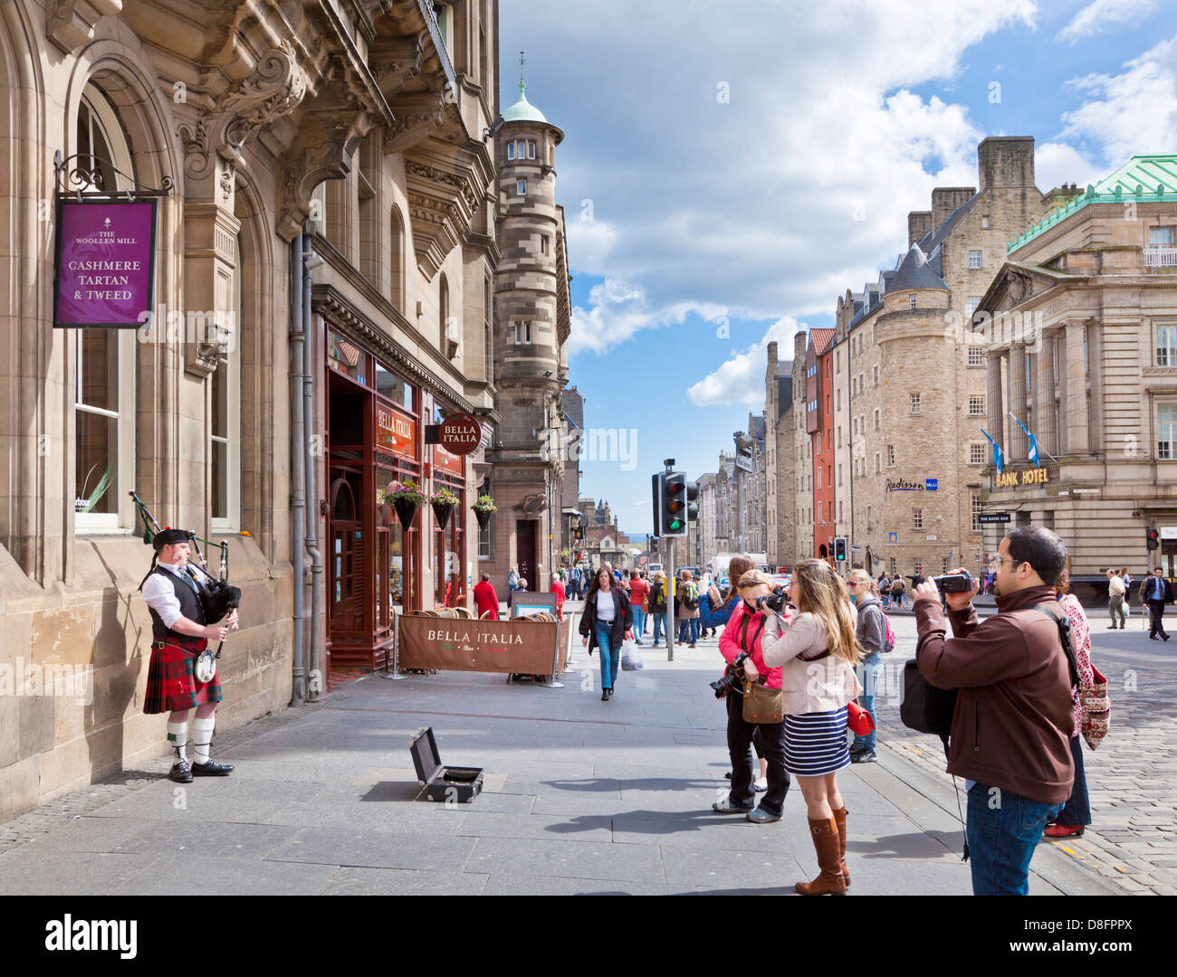 Les touristes regardant un piper jouant sur la High Street, dans la vieille ville d'Édimbourg le Royal Mile Midlothian Scotland UK GB EU Europe Banque D'Images
