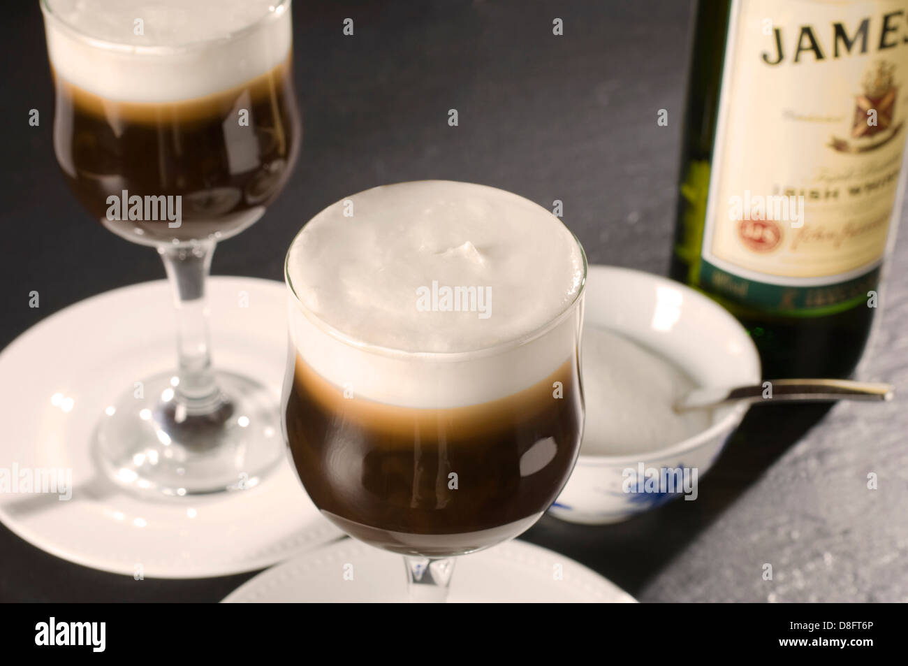Café crème de whisky irlandais whisky verre verre Irish coffee café fait avec de l'Irish whiskey sucre et crème fouettée Banque D'Images