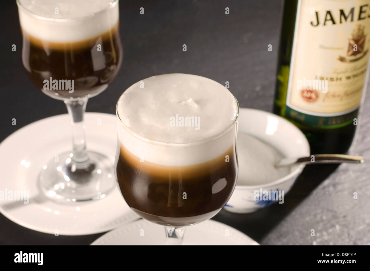 Café crème de whisky irlandais whisky verre verre Irish coffee café fait avec de l