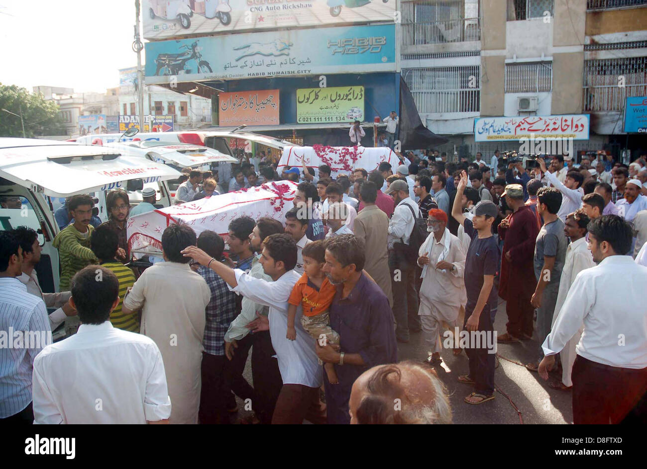 Les musulmans chiites transporter les cercueils de l'avocat Kausar Saqlian et ses fils 12 ans Aun Abbas et 15 ans Muhammad Abbas qui a assassiné par des tireurs non identifiés lors de l'entraînement à Maripur Road à Karachi le Mardi, 28 mai 2013. L'Kausar a été membre de l'Association du Barreau de la Haute Cour et savant religieux, selon la police les meurtres ont été sur base confessionnelle. Banque D'Images