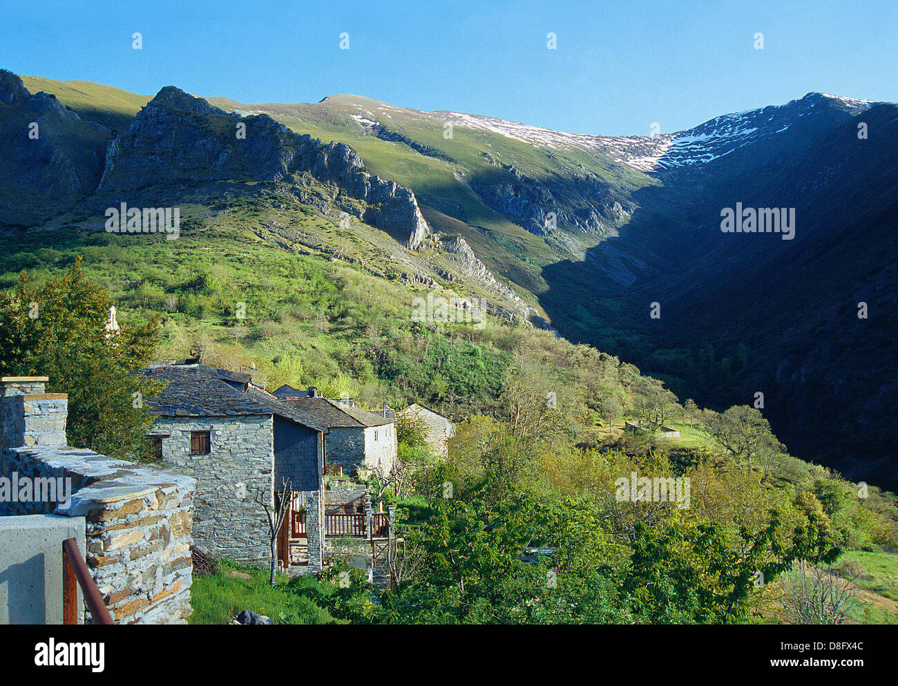 Paysage de montagne et vue sur le village. Peñalba de Santiago, Leon province, Castilla Leon, Espagne. Banque D'Images