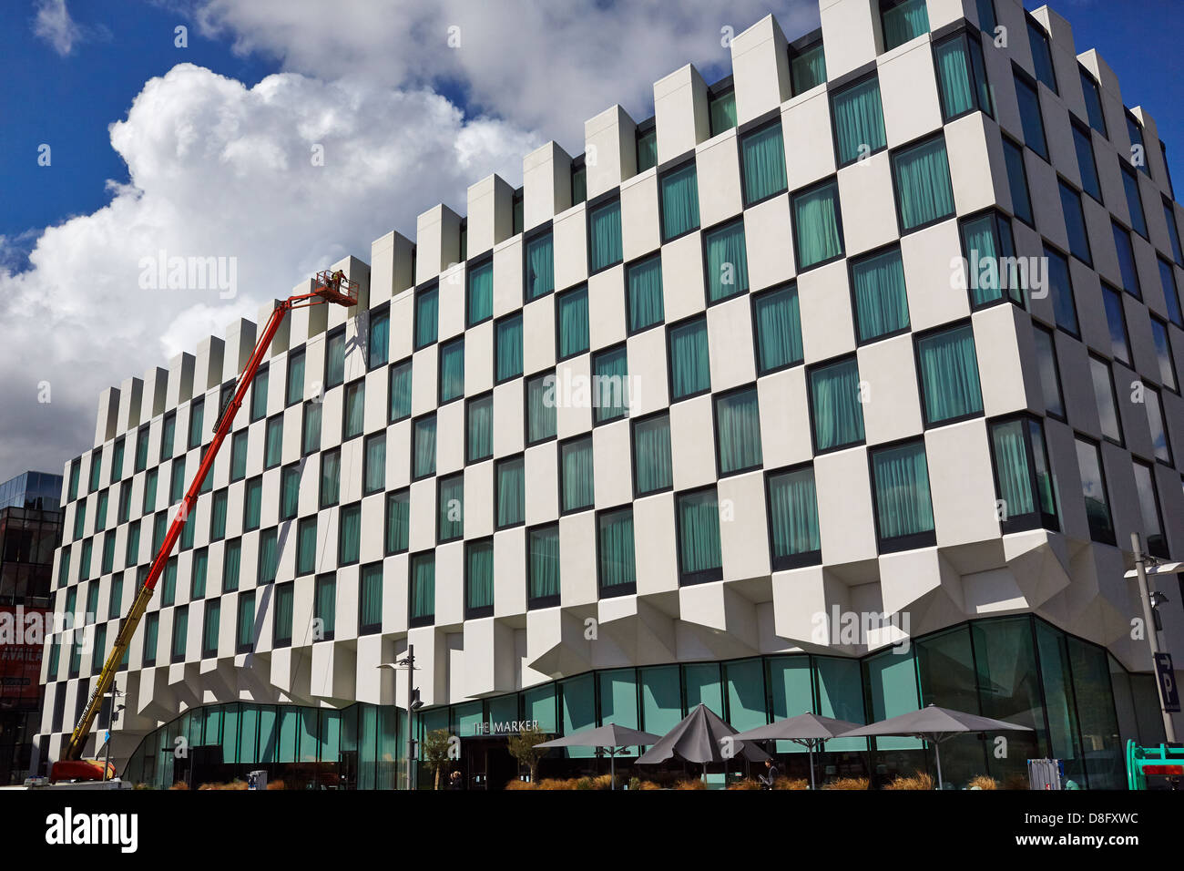 Le nettoyage de l'extérieur du marqueur, l'hôtel Grand Canal Docks, Dublin, Irlande Banque D'Images