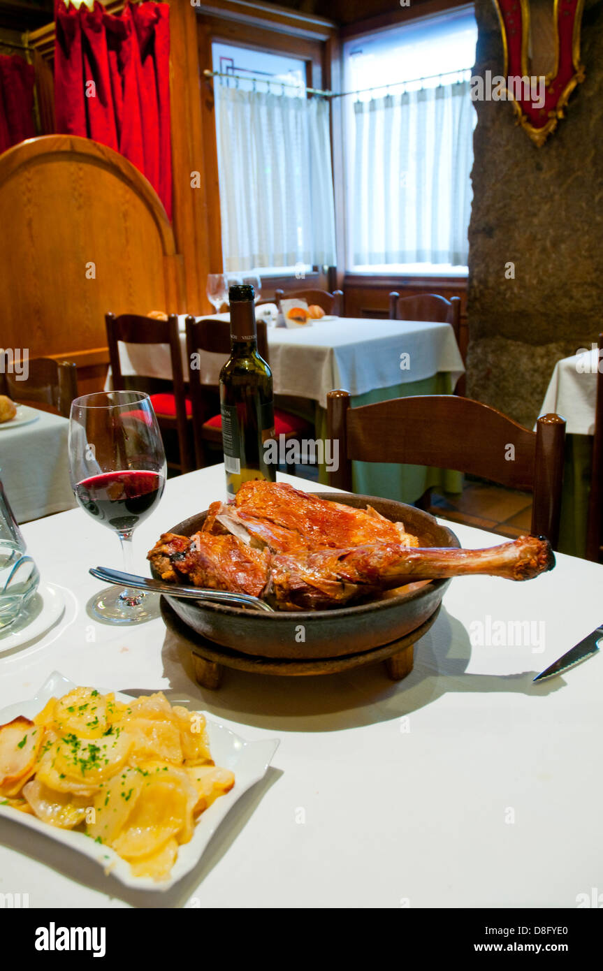 L'agneau rôti servi dans un restaurant. Segovia, Castilla Leon, Espagne. Banque D'Images