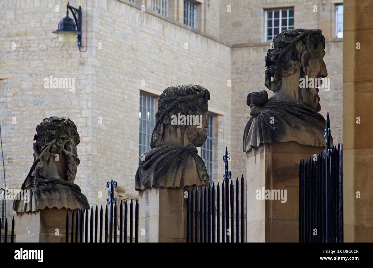 Bustes de philosophes classiques, Emperor Heads, au Sheldonian Theatre, Oxford à Oxford, Oxfordshire, Royaume-Uni, en mai Banque D'Images