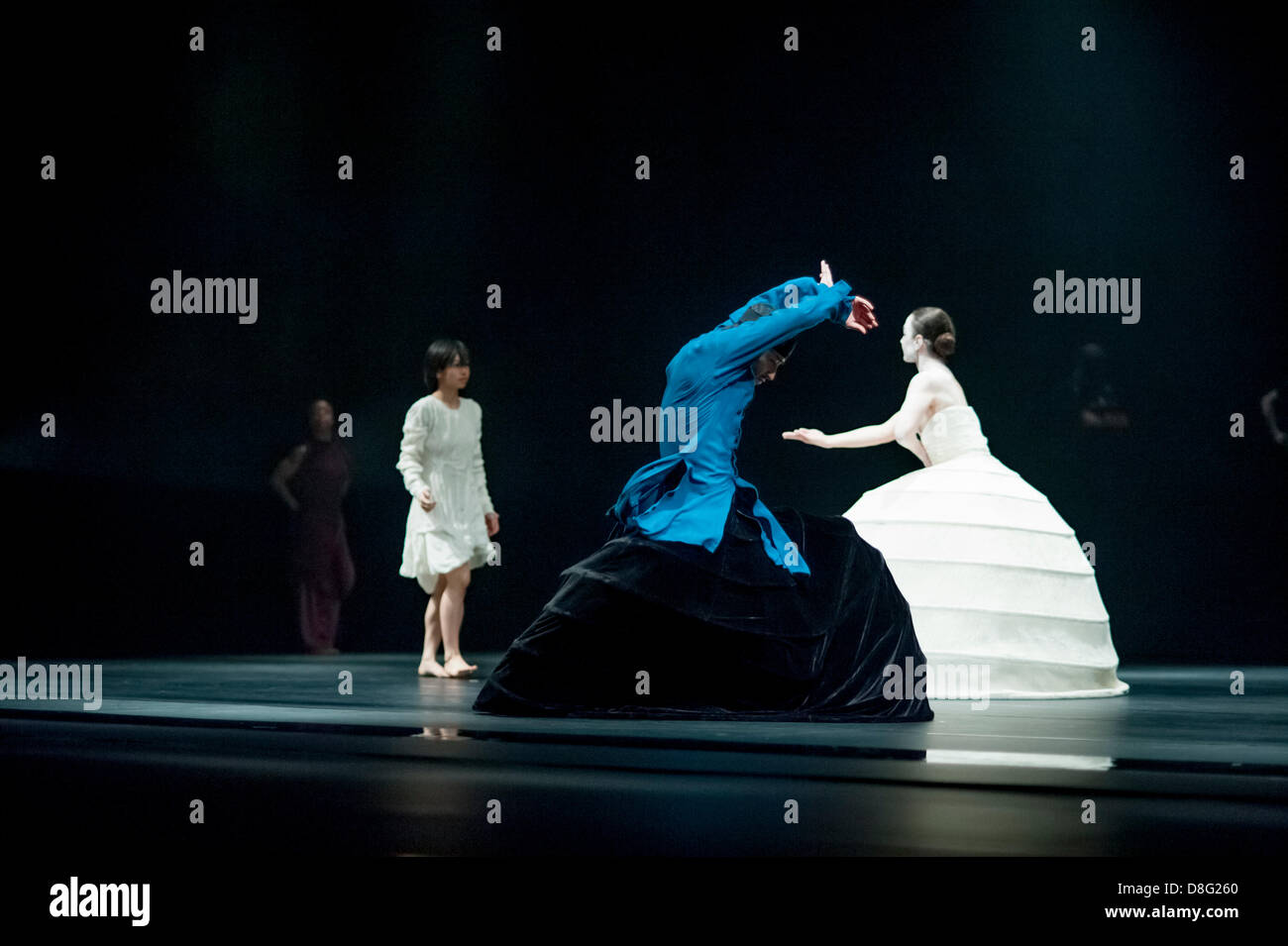 Londres, Royaume-Uni. 28 mai 2013. Les interprètes dansent une section de l'Akram Khan Company's nouveau productionnn appelé iTMOi (dans l'esprit d'Igor) qui s'exécute au Sadler's Wells Theatre à partir du 28 mai - 1 juin. La production a été spécialement commandée pour célébrer le centenaire d'Igor Stravinky's le droit de printemps qui tombe le 29 mai 2013. Ces fonctionnalités le fulll cast de danseurs effectuant une scène appelée cérémonie accompagnée par la musique de Nitin Sawhney. Credit : Carole Edrich / Alamy Live News Banque D'Images