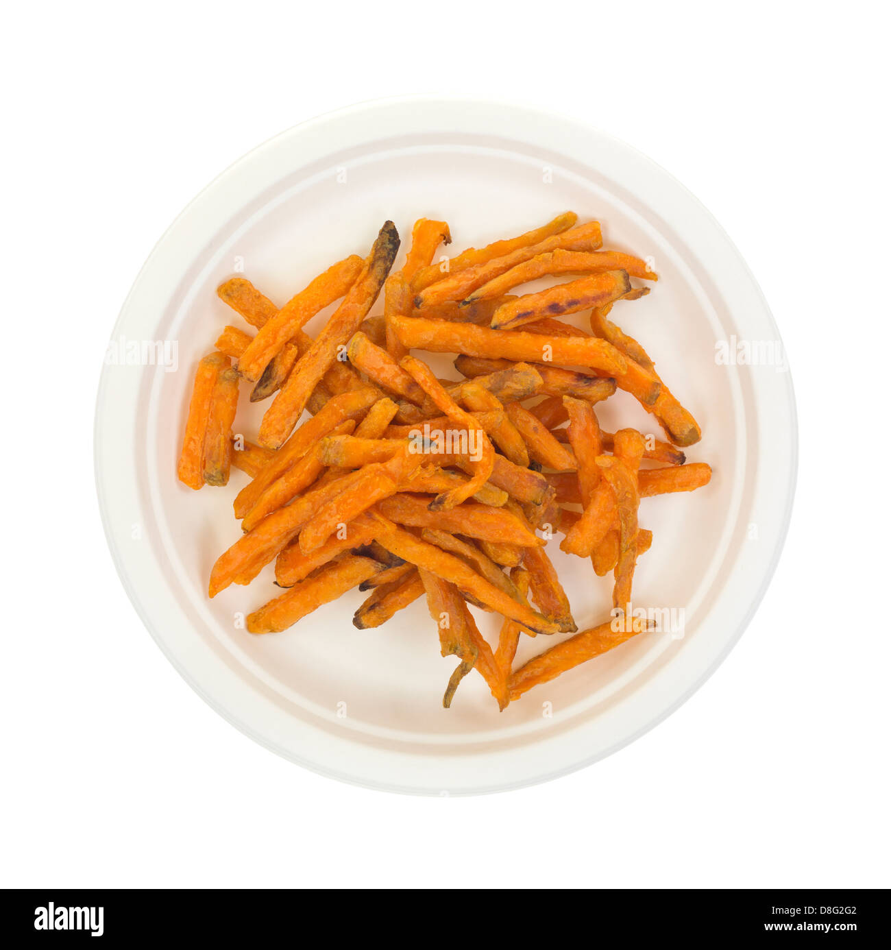 Vue de dessus d'une portion de frites de patate douce sur une assiette en carton. Banque D'Images