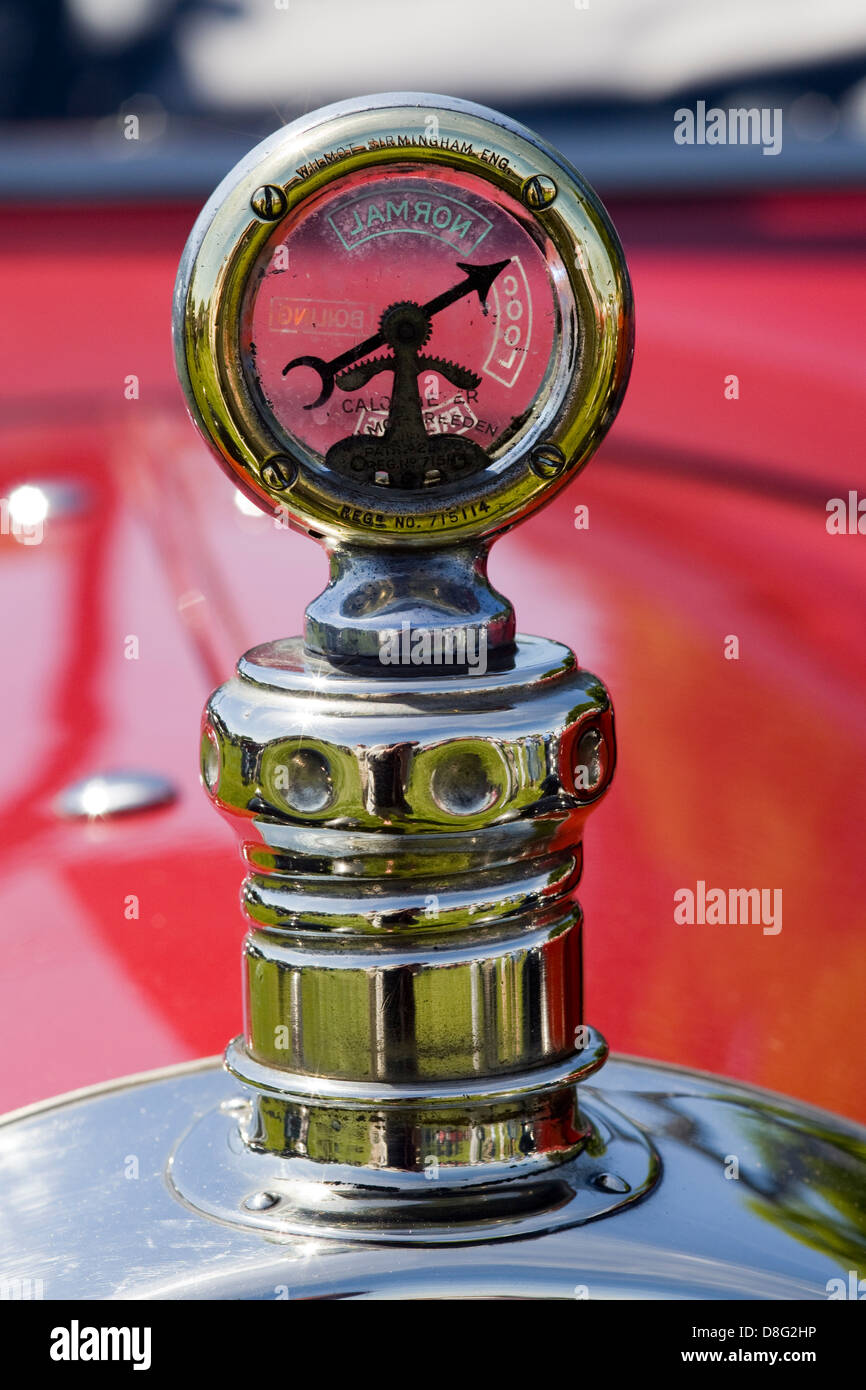 Capot de voiture Vintage parure d'une boussole Banque D'Images