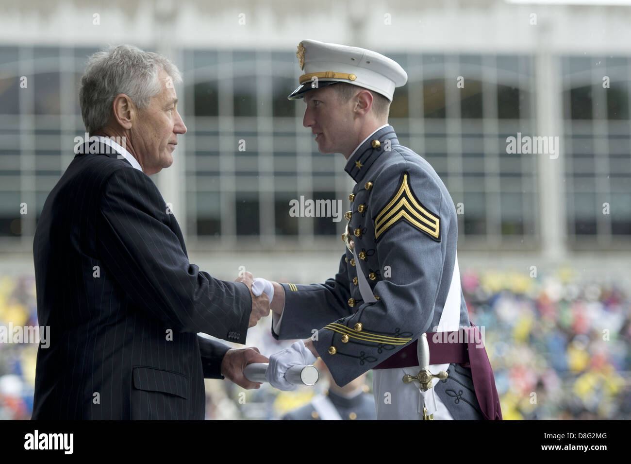 Le secrétaire américain à la défense Chuck Hagel présente un diplôme d'honneur avec un diplôme à la cérémonie pour l'Académie militaire de West Point, 25 mai 2013 à West Point, New York. Hagel a dit aux jeunes diplômés ce caractère et courage sont les principes du leadership et les a félicités pour leur mise en service dans l'armée des États-Unis. Banque D'Images