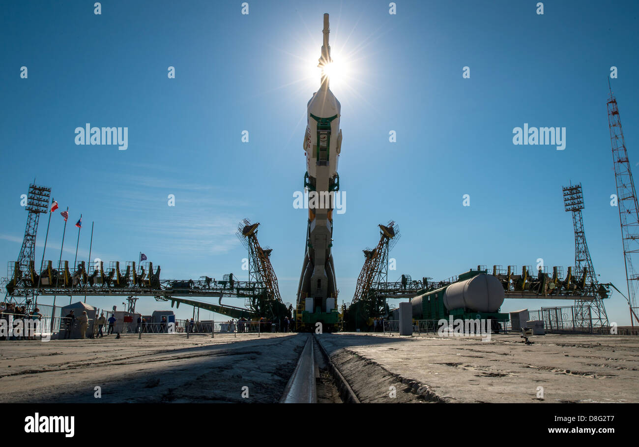 Le Soyouz TMA-09M est soulevé en position sur la plateforme de lancement au cosmodrome de Baïkonour, le 26 mai 2013 au Kazakhstan. Le lancement de la fusée Soyouz à la Station spatiale internationale avec l'équipage Expedition 36/37 est prévue pour mercredi. Banque D'Images