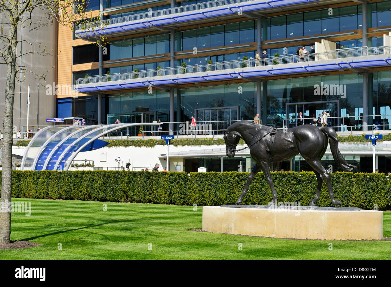 Cheval en bronze statue, l''hippodrome d''Ascot, Berkshire, Angleterre, Royaume-Uni. Banque D'Images
