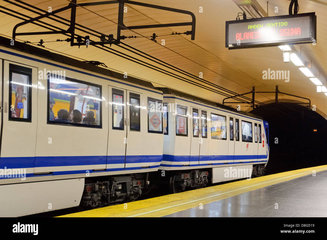 Train au départ de la station de métro Gallao, Madrid, Espagne Banque D'Images
