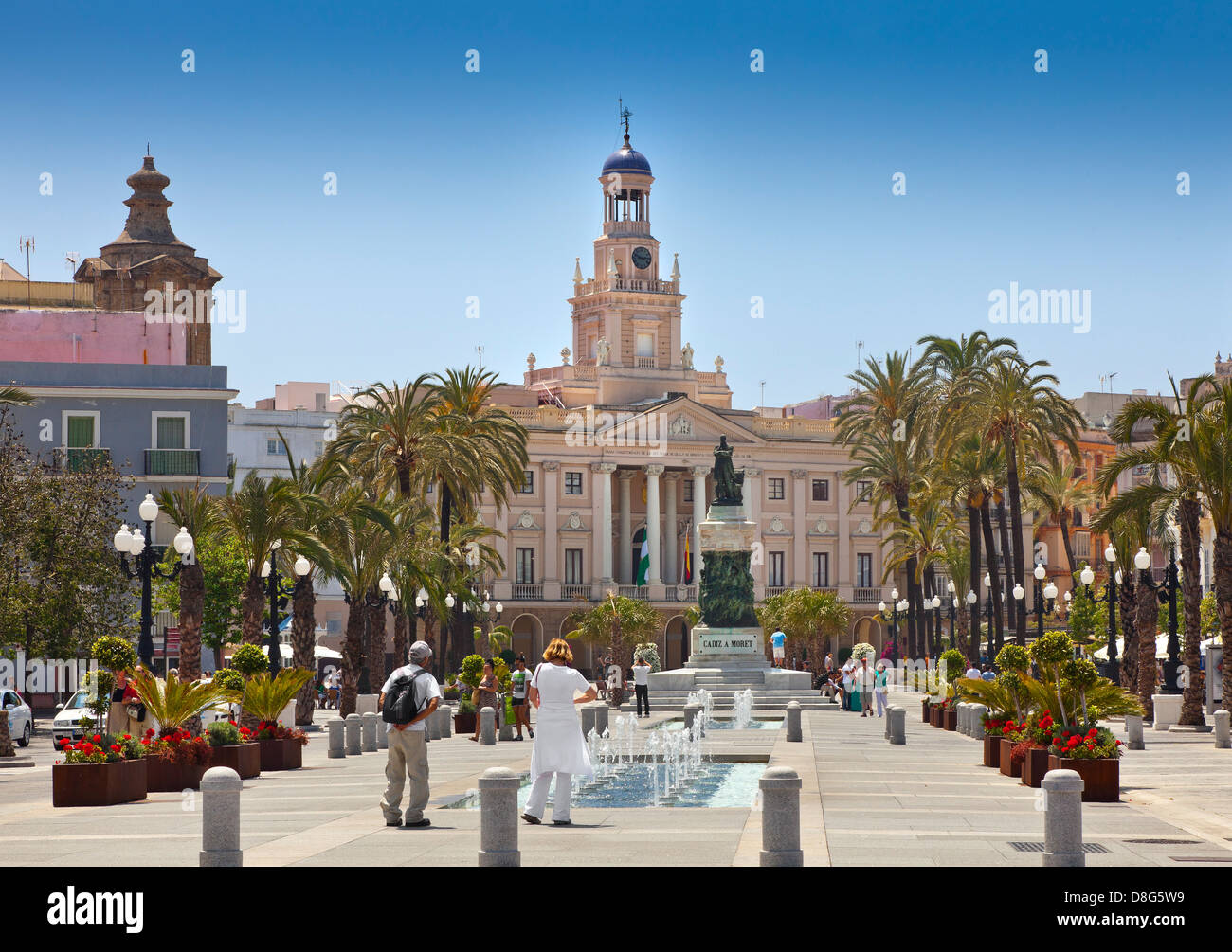 Mairie, Cadix, Plaza de San Juan de Dios, l'Espagne, avec les touristes Banque D'Images