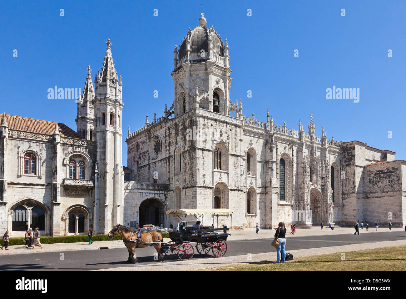 Musée d'archéologie de Lisbonne ; le Musée Archéologique National de Lisbonne, Portugal. Façade avant avec un touriste cheval ride Banque D'Images
