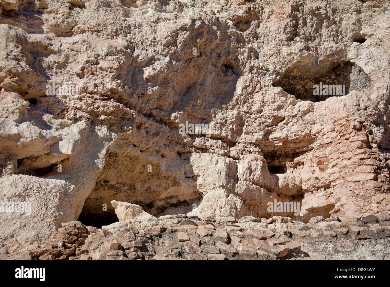Les grottes de falaises calcaires à Montezuma Castle National Monument près de Camp Verde, en Arizona Banque D'Images