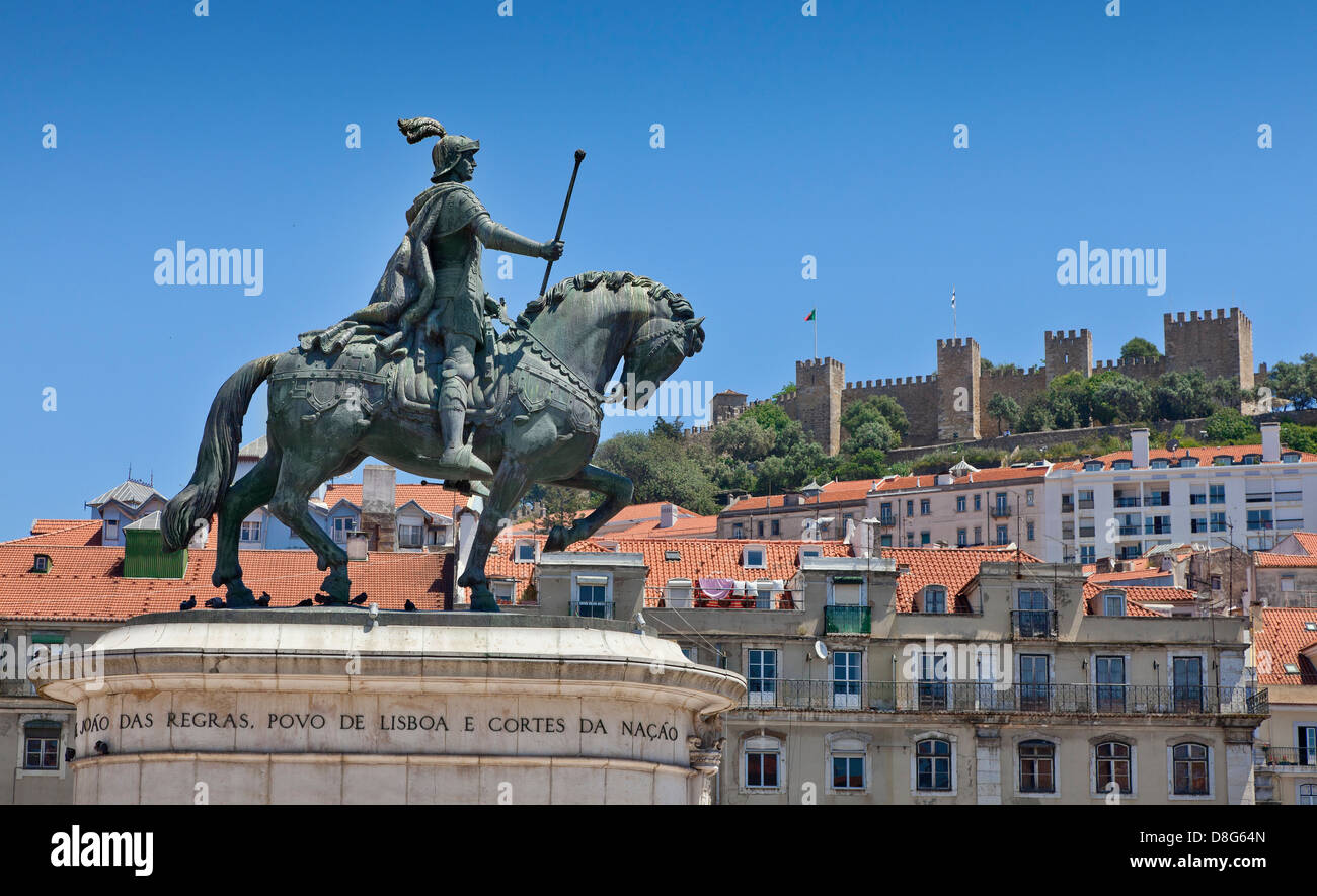 Statue équestre en bronze du Roi Jean 1, la Praça da Figueira, Saint George's Castle, Lisbonne, Portugal. Banque D'Images