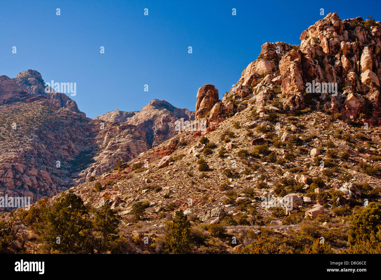 Rocky hill contre un ciel bleu vif après-midi dans la région de Red Rock Canyon, Nevada Banque D'Images