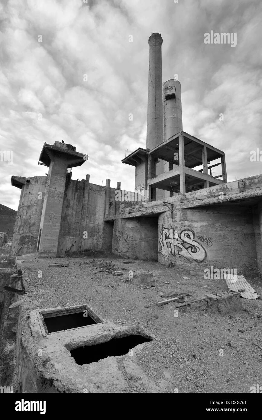 Ruines d'une usine de ciment dans la chaux, de l'Oregon. Banque D'Images
