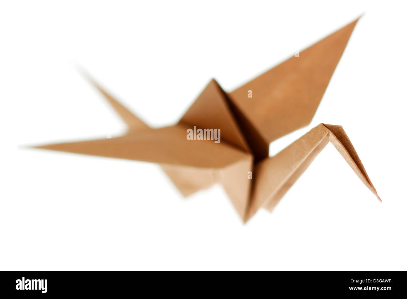 Oiseau grue Origami fabriqués à partir de papier recyclé brun. Isolé sur fond blanc Banque D'Images
