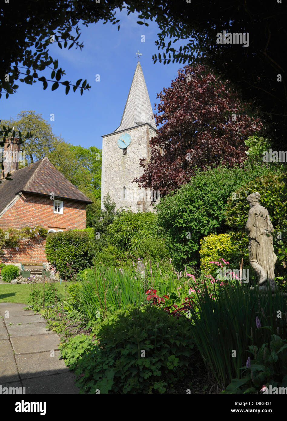 B-5542 Church vue à travers un chalet jardin, Kent England UK GO Banque D'Images