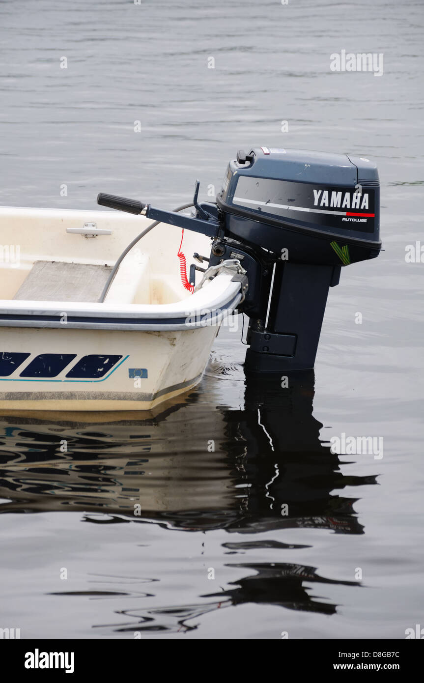 Moteur hors bord sur un petit bateau Banque D'Images