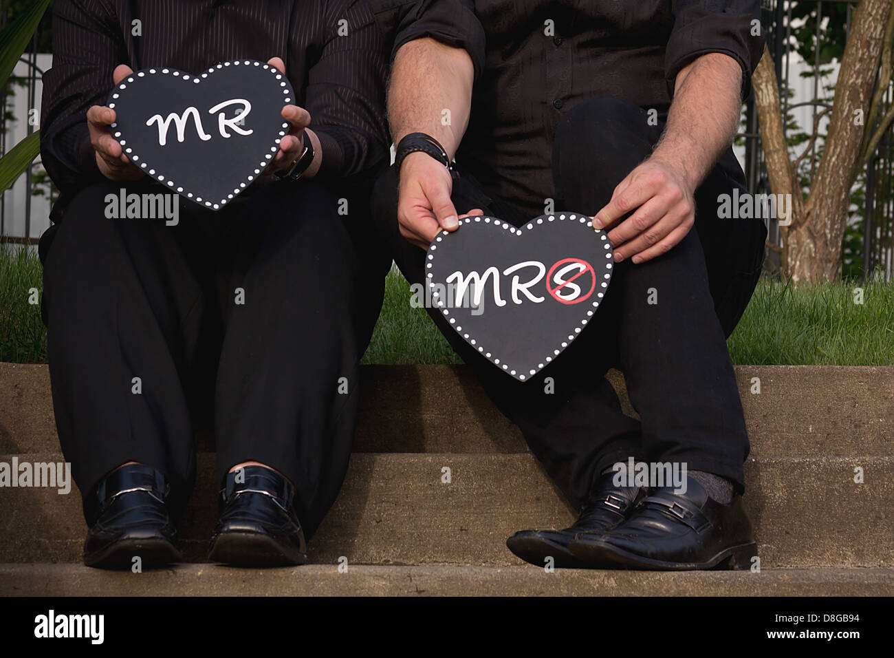 Homosexual couple Mr et Mme signes en forme de cœur. Banque D'Images