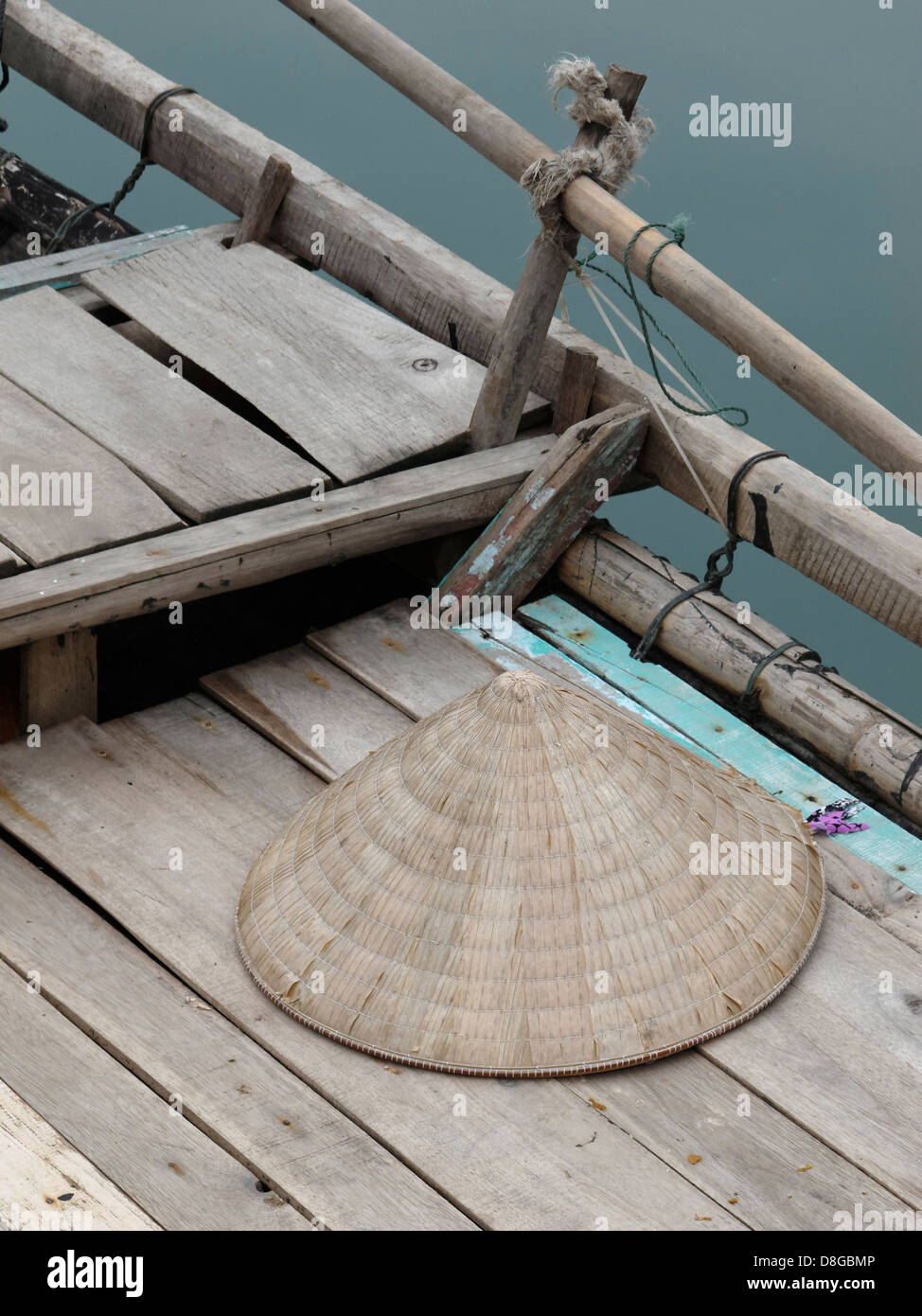 'Un coolie hat' sur un bateau au village flottant Vung Vieng, baie de Bai Tu Long, la baie d'Ha Long, Vietnam. Banque D'Images