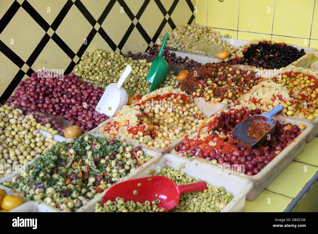 Olives à vendre dans la médina de Rabat, Maroc Banque D'Images