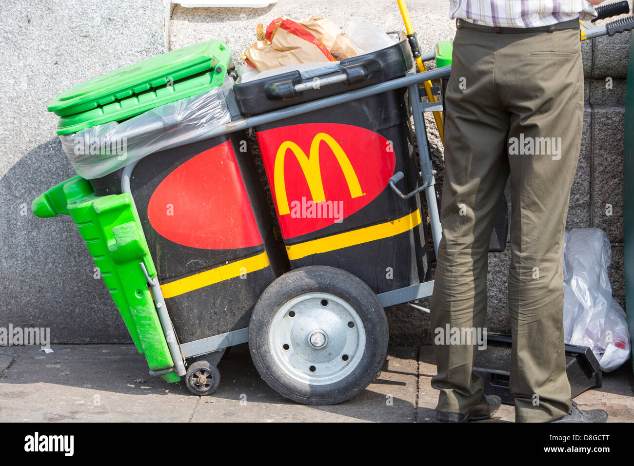 Un panier d'ordures McDonalds sur London's South Bank. Banque D'Images