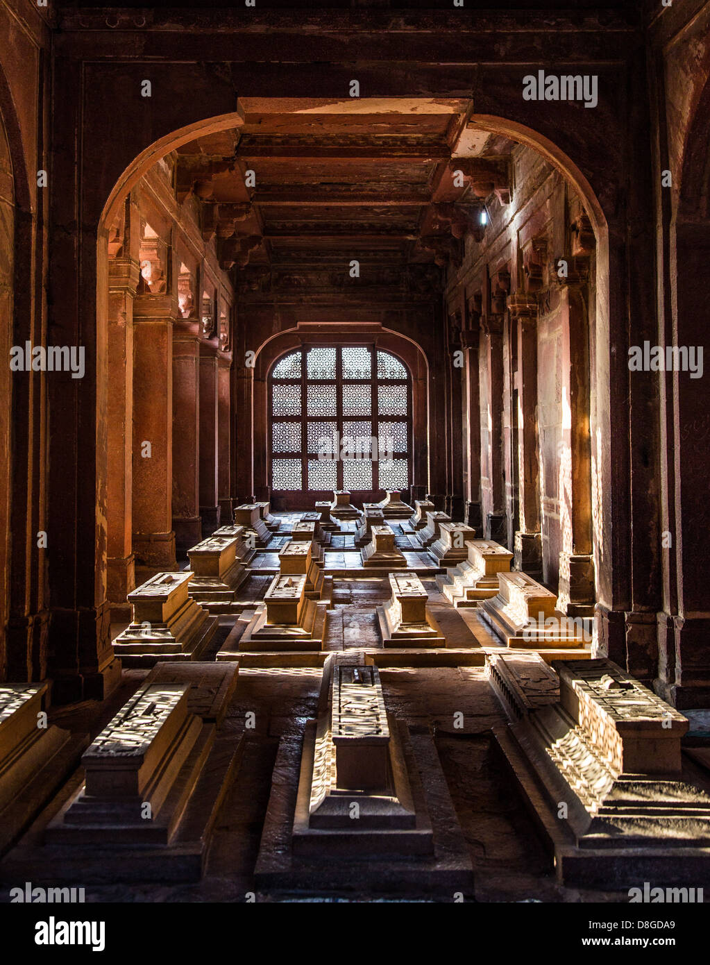 Tombes musulmanes à l'intérieur de la mosquée de Fatehpur Sikri Fathepur Sikri, l'Inde, Banque D'Images