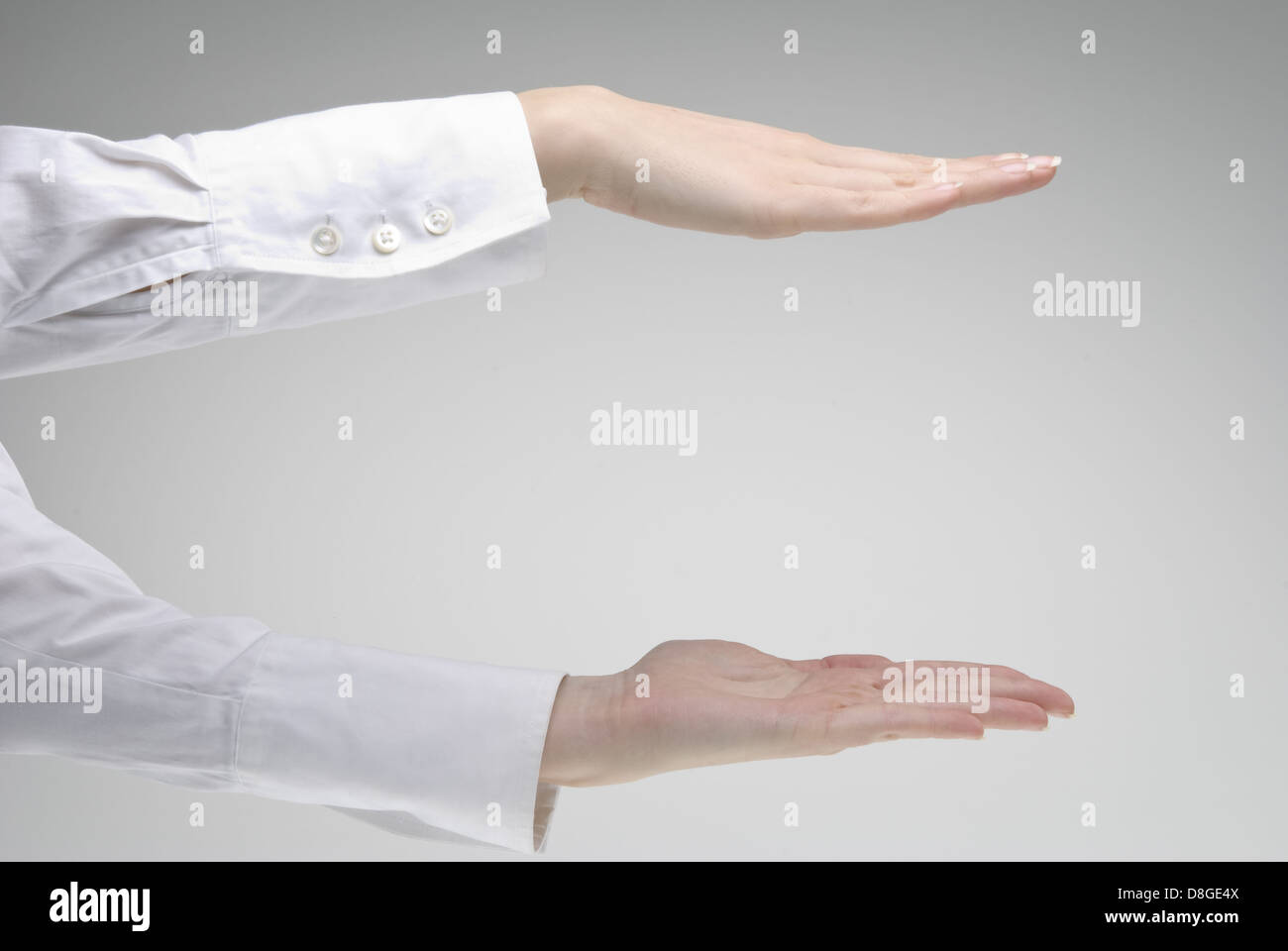 Woman's hand montrant la hauteur du symbole Banque D'Images