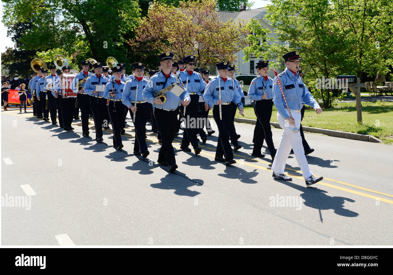 Pompiers mars à assembler pour début de Memorial Day parade dans la petite ville. Banque D'Images