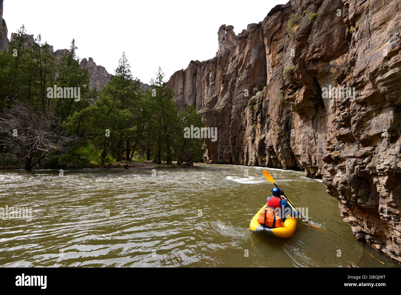 Un kayak gonflable pagaie vers le bas de la rivière de l'Idaho Jarbidge. Banque D'Images