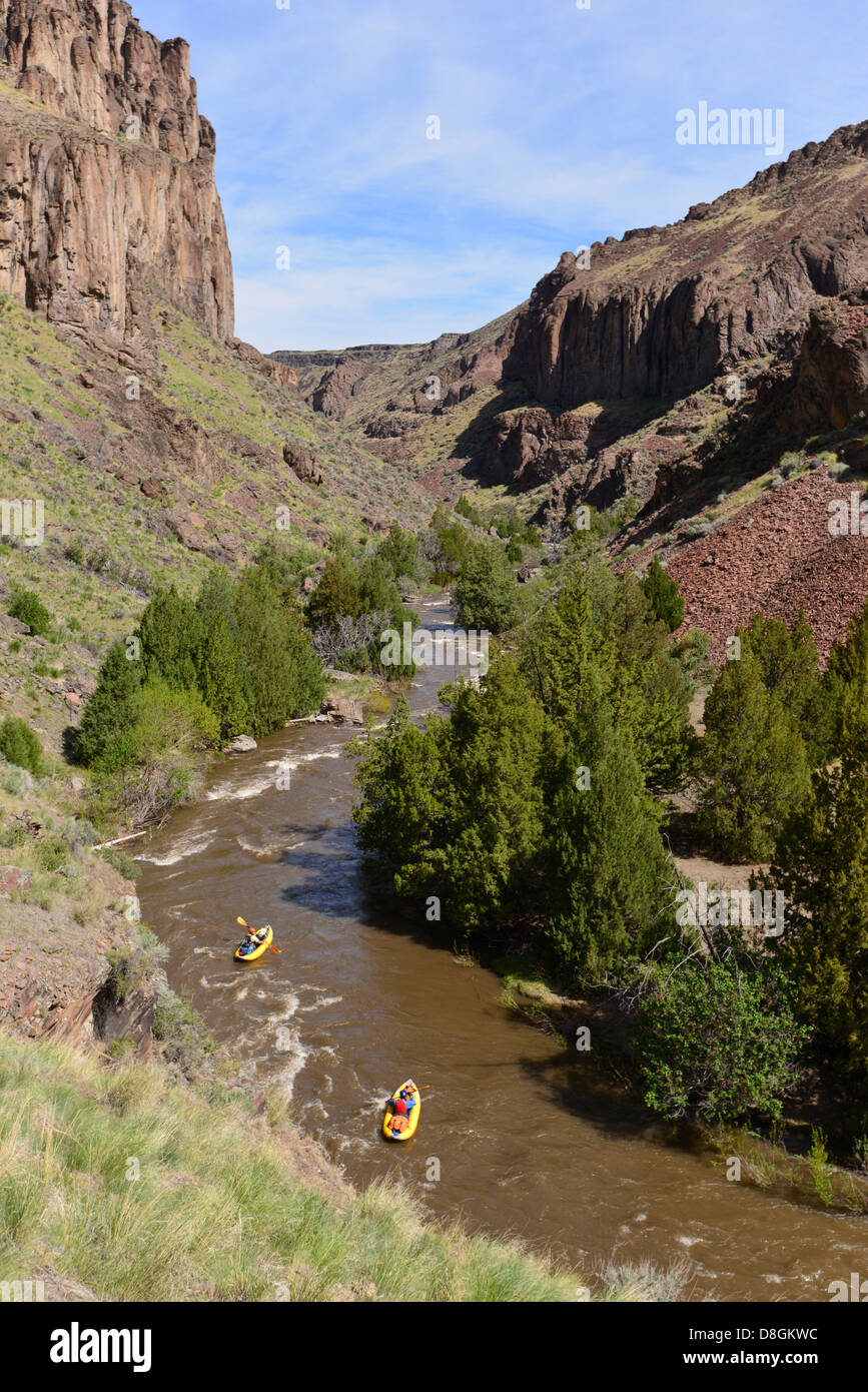 Un kayak gonflable pagaie vers le bas de la rivière de l'Idaho Jarbidge. Banque D'Images