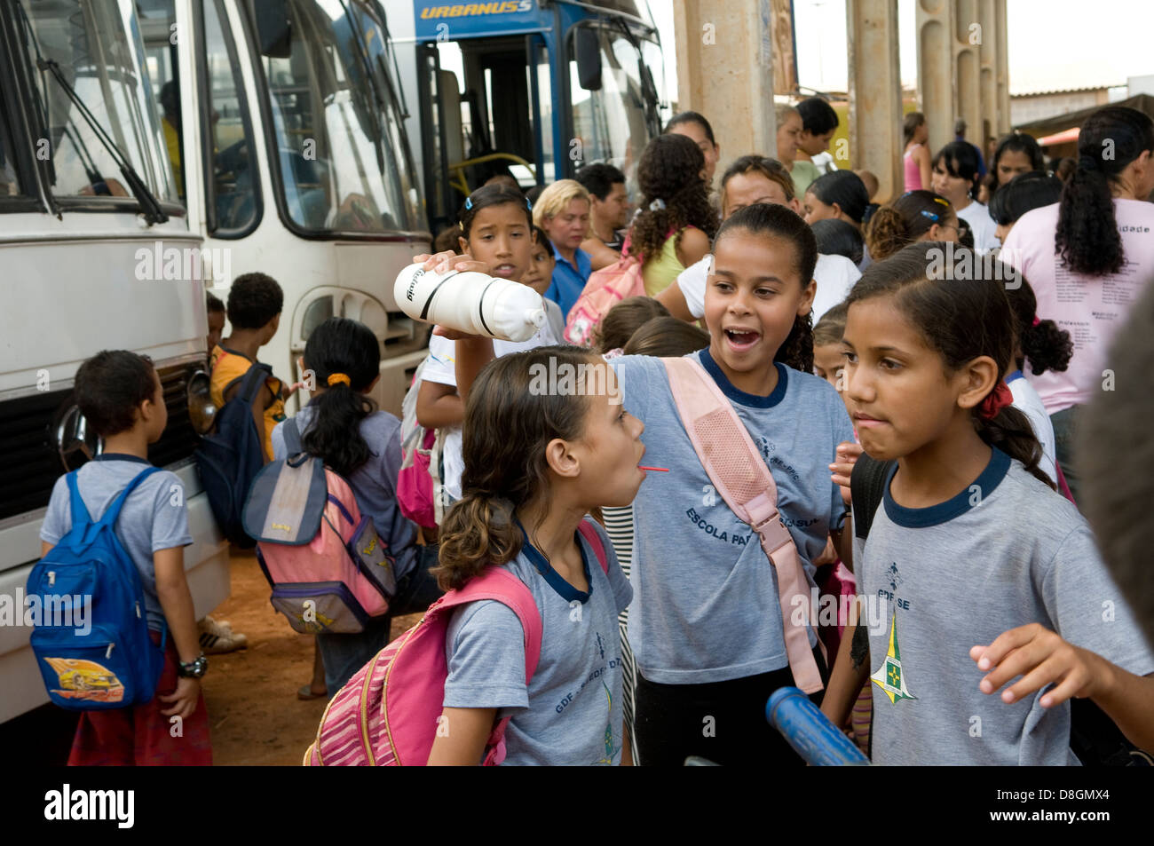 Les enfants de l'école brésilienne sur le chemin du retour de l'école. Banque D'Images